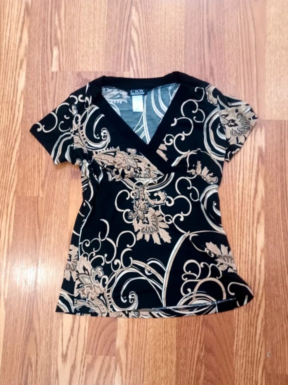 CKW Crew Knitwear Black with beige print short sleeve deep v-neck top size s